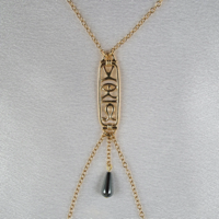 cos92-f-collier-seins-hieroglyphe-amour-or
