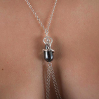 cos85-d-collier-seins-perles-hematites-passion-secrete-argent