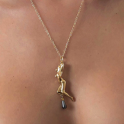 pen32-c-pendentif-femme-nue-or